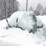 雪に埋もれた軽トラ