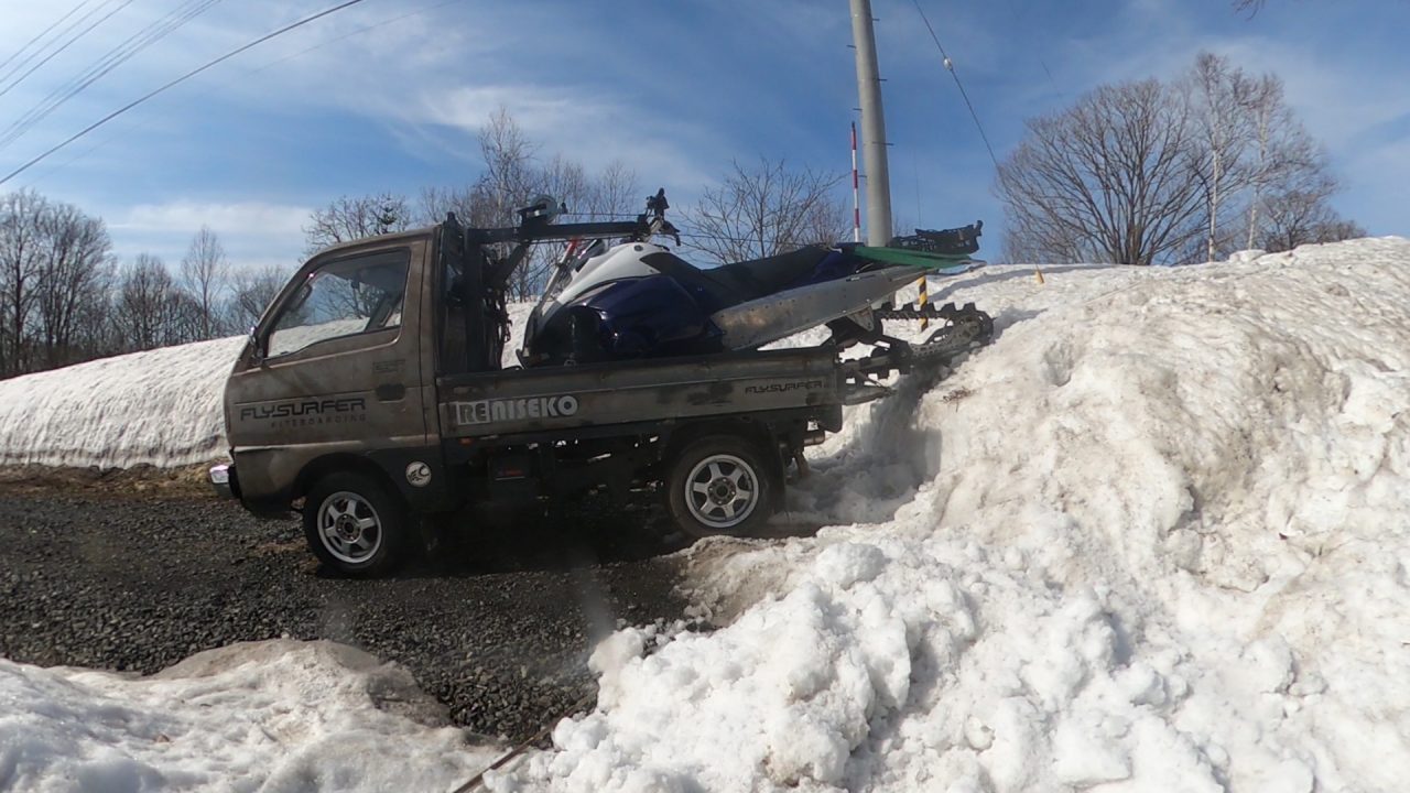 Snowboarding on a light tiger