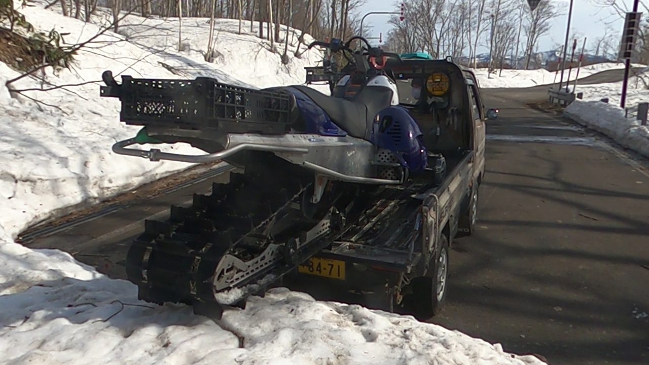 スノーモービル下車中